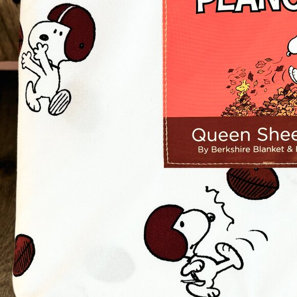 New Peanuts Snoopy Sunday Football QUEEN Size Sheet Set - Picture 3 of 6